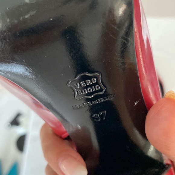 Classic patent leather sling back peepedtoe pumps in Deep red colour. - Picture 5 of 5